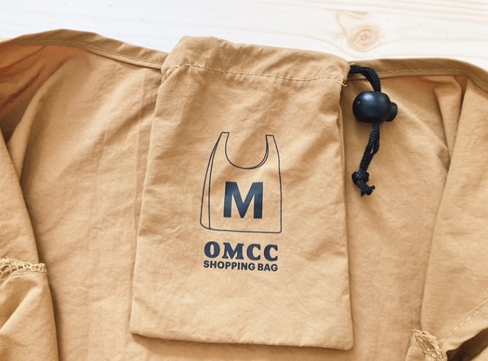 OMCCのショッピングバッグにくっついている巾着袋