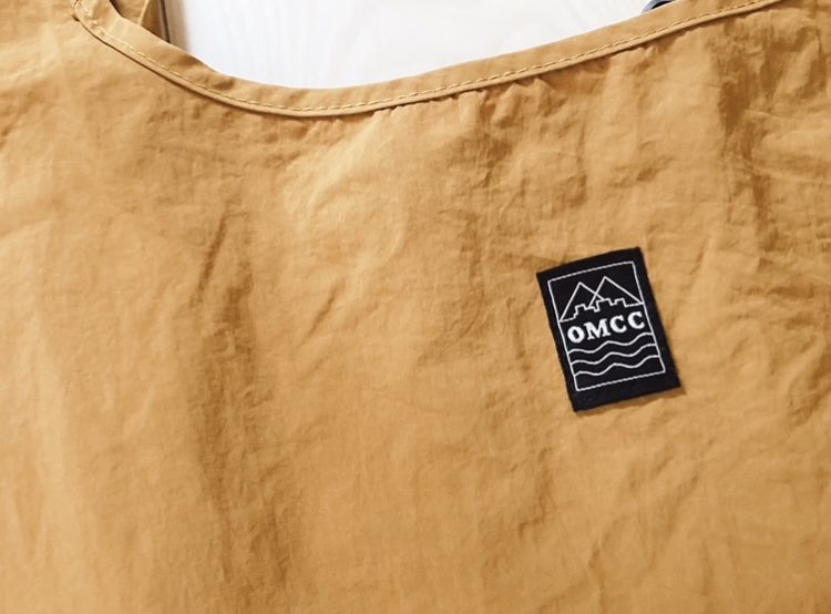 OMCCのショッピングバッグのロゴ