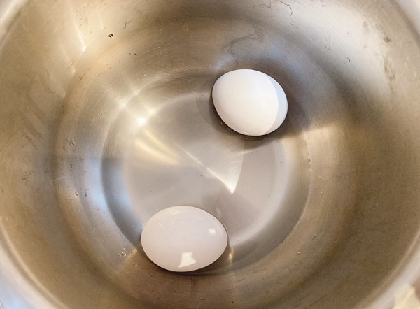 ホットクックに水と卵2個を入れたところ