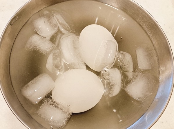 半熟卵を氷水につけたところ