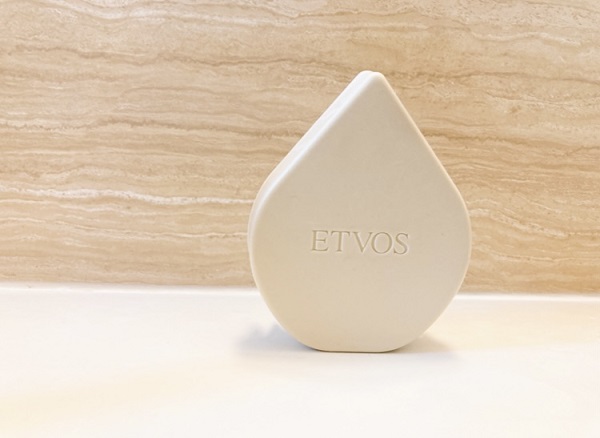 お風呂に馴染みやすいデザインの『ETVOSのリラクシングマッサージブラシ』