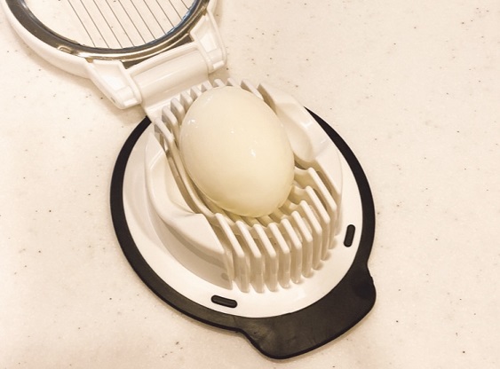 OXOシンプルエッグスライサーにゆで卵をセットしたところ